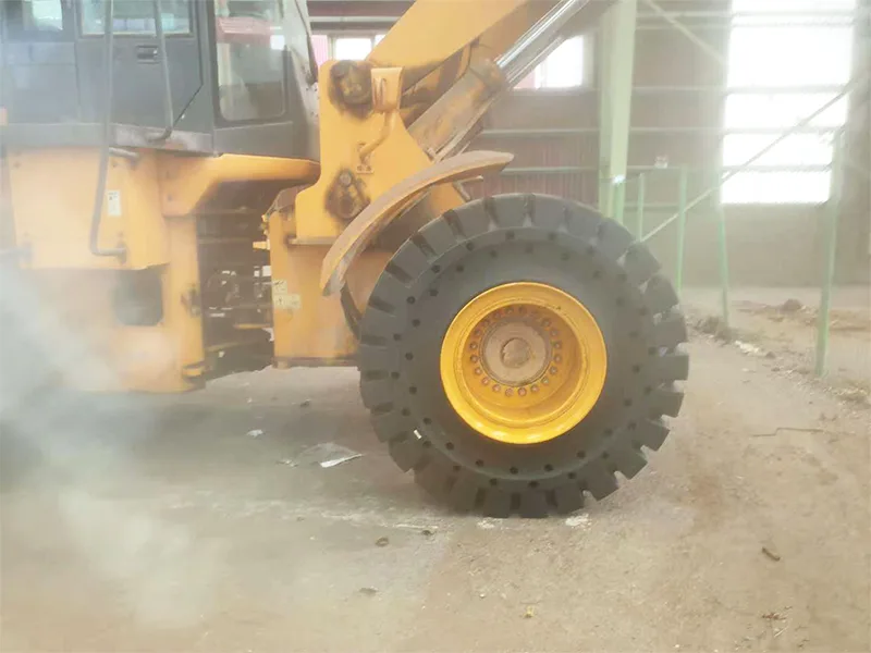 Egy brazil üveggyár 23,5-25 tömör gumiabroncsot használ Egy brazil üveggyár 23,5-25 tömör gumiabroncsot használ